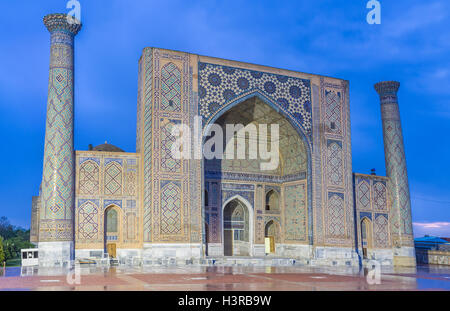 L'éclairage lumineux de Ulugh Beg Madrasah sur la place du Registan, Samarkand, Ouzbékistan. Banque D'Images