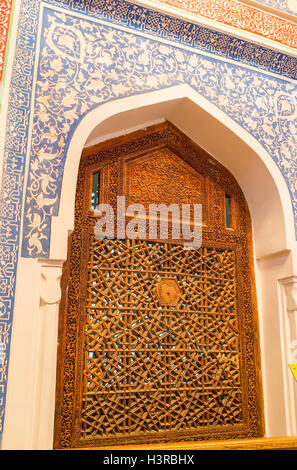 L'écran en bois sculpté avec des motifs floraux dans le mausolée de Kusam-ibn-Abbas à Samarcande. Banque D'Images