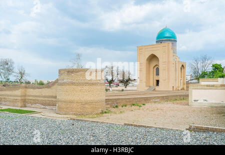 Le Mausolée Bibi-Khanym situé en face de l'entrée centrale à la même mosquée nommée, Samarkand, Ouzbékistan. Banque D'Images