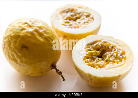 Fruit de la passion brésilien frais sour, fruits entiers et des fruits juteux avec split intérieur rempli de nombreuses graines Banque D'Images