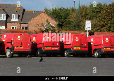 Bright red Royal Mail Post Office Cars photo garé dans une ligne de Littlehampton, West Sussex, UK. Banque D'Images