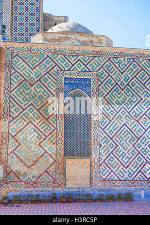 La partie de la paroi latérale de Tilya Kori Madrasah avec le petit écran en céramique et du dôme, couvrant la fenêtre, Samarkand Banque D'Images