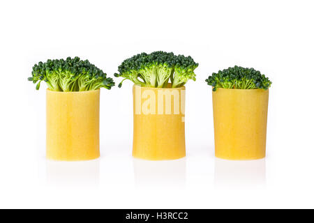 Un groupe de trois brocoli vert incorporés dans des pâtes sur un fond blanc Banque D'Images