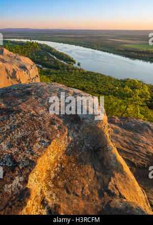 Petit Jean State Park, Arkansas : Lever du soleil sur la vallée de la rivière de l'Arkansas de Petit Jean tombe donnent sur Banque D'Images