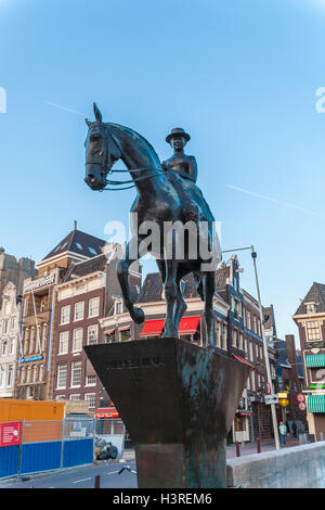 AMSTERDAM, Pays-Bas - 3 avril 2008 : La statue équestre de la reine Wilhelmine situé sur la rue Rokin Banque D'Images