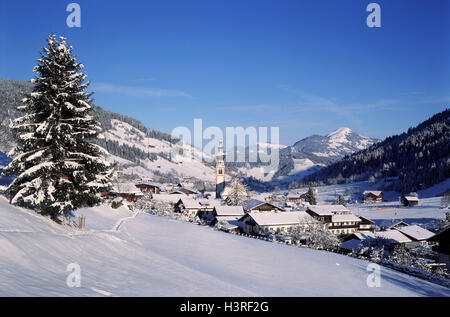 Autriche, Tyrol, Niederau, Oberau, vue locale, l'hiver, l'Europe, l'Etat fédéral, Westösterreich, Nordtirol, village, place, église, église paroissiale, clocher, Winterlandchaft, la saison, l'hiver Banque D'Images