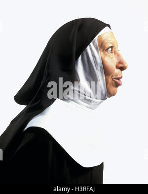 Nun, jouer du visage, s'étonne, portrait, intérieur, femme, femme, l'ordre des prêtres, sœur du cloître, la foi, la religion, l'émerveillement, étonnement, stare, surprises, surprise, surprise, surprise, studio, cut out, aperçu Banque D'Images