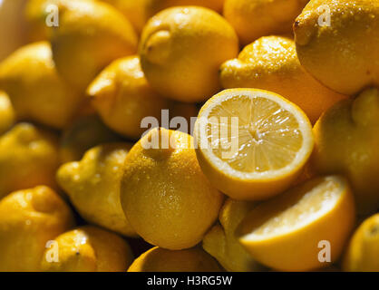 Citrons, still life, agrumes, vitamine C, acidly, fruits, complètement, les moitiés, de fruits, de fruits tropicaux, de vitamines, riches en vitamines, les agrumes, l'arrière-plan, Banque D'Images