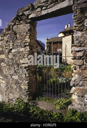 Suisse, Tessin, Soglio dans le Bergell, Europe, objectif, la porte de la grille, le ciel, la construction, les maisons, l'église, à l'extérieur Banque D'Images