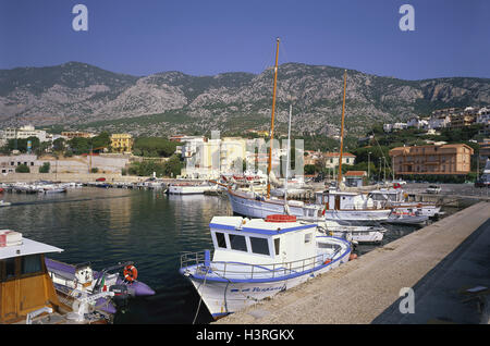 Italie, Sardaigne, province de Nuoro, Cala Gonone, port, île, la mer Méditerranée, Sardaigne, côte est, vue locale, montagnes, port de pêche, bottes, Golfo Tu Orosei Banque D'Images