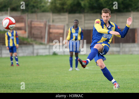 Paul Kavanagh de Romford marque le deuxième but pour son équipe d'un coup-franc - Romford vs Cheshunt - Ryman League Division One North Mill field au Football, Brentwood - 10/09/11 Banque D'Images