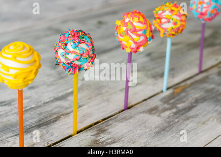 Rangée de cake pops. Banque D'Images