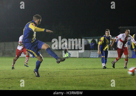 Paul Kavanagh Romford scores deuxième but du spot de la pénalité - Romford vs Grays Athletic - Ryman League Division One North Mill field au Football, Brentwood FC - 26/10/10 Banque D'Images