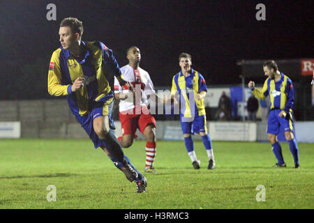 Paul Kavanagh Romford scores deuxième but du point de penalty et de la fête - Romford vs Grays Athletic - Ryman League Division One North Mill field au Football, Brentwood FC - 26/10/10 Banque D'Images