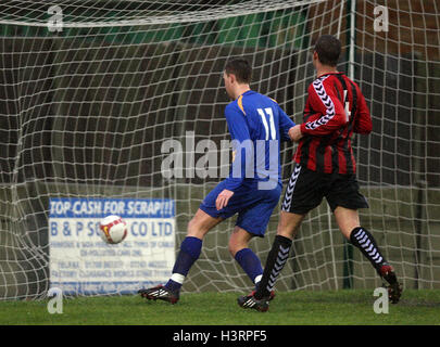 Paul Kavanagh (11) marque le deuxième but pour Romford - Romford vs Ville Sawbridgeworth - Essex Ligue Senior à Bexleyheath, Mill field FC - 01/11/08 Banque D'Images