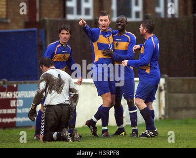 Paul Kavanagh marque le deuxième but de Romford et célèbre - Romford vs Ville Sawbridgeworth - Essex Ligue Senior à Bexleyheath, Mill field FC - 01/11/08 Banque D'Images