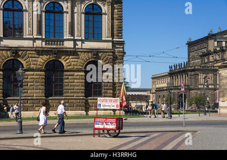 Arrêt de bus et de la billetterie pour des visites guidées dans la ville de Dresde, Saxe, Allemagne. Banque D'Images