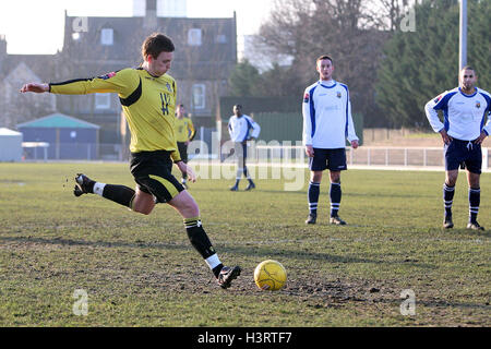 Paul Kavanagh marque le deuxième but pour le point de penalty de Romford - Waltham Forest vs Romford - Ryman League Division One North à Cricklefields Football Stadium - 06/02/10 Banque D'Images