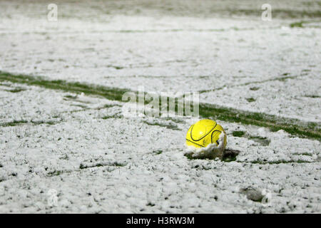 Un match balle repose sur le terrain couvert de neige avant de kick-off - Wroxham vs Romford - Ryman League Division One North Football à Trafford Park - 05/02/13 Banque D'Images