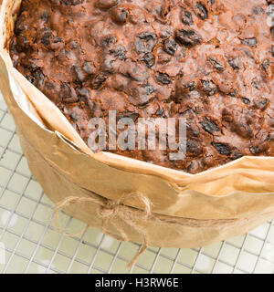 Gâteau de noël fait maison - maison, récemment retirée du four et sur une grille de refroidissement Banque D'Images