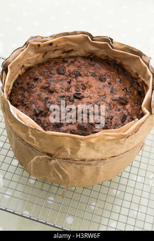 Gâteau de noël ronde traditionnelle - maison, juste enlevé du four et sur une grille de refroidissement Banque D'Images