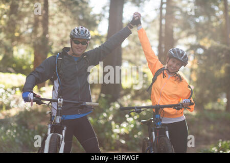 Couple de motards d'autres mains Banque D'Images