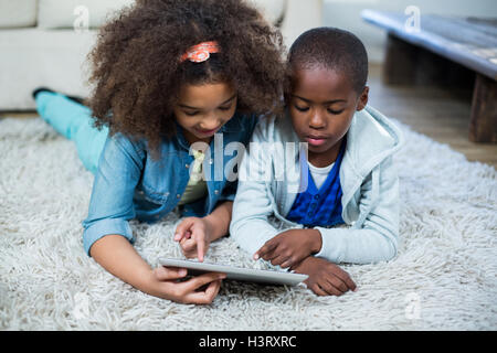Enfants using digital tablet Banque D'Images
