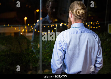 Businessman de la fenêtre Banque D'Images