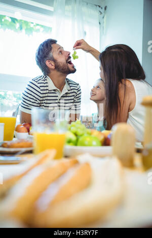L'alimentation pour l'homme femme raisins pendant le petit-déjeuner Banque D'Images