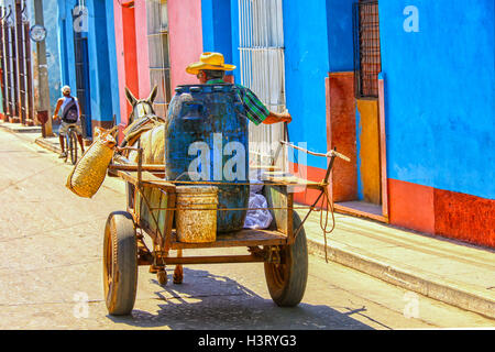 Man à Trinidad, Cuba au volant de son panier avec des conteneurs Banque D'Images