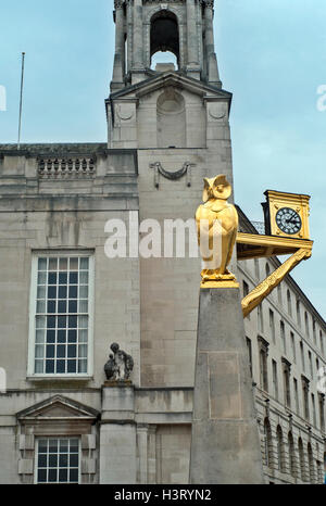 Leeds Owl, et réveil d'or de la Civic Hall Tower Leeds West Yorkshire, UK Banque D'Images