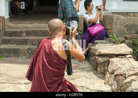 Moine bouddhiste au Sri Lanka de la prise d'une photo Banque D'Images