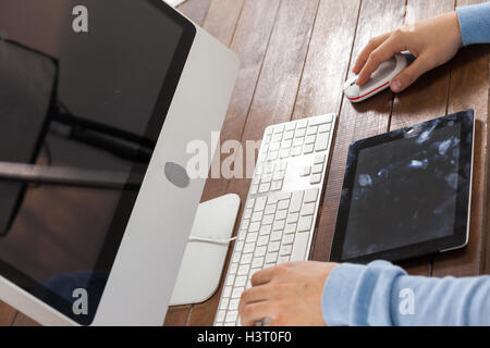 Man tout en écrivant sur le bloc-notes Banque D'Images