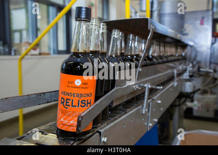 Hendersons Relish condiment similaire à la sauce Worcester plaisir a été produit en Sheffield, Yorkshire du Sud depuis 1885 Banque D'Images