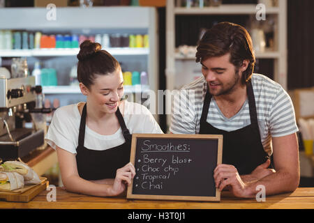 Serveur et waitress holding tableau à l'inverse Banque D'Images