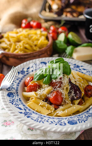 Pâtes aux légumes cuits, simple et délicieux, garni de fromage parmesan Banque D'Images