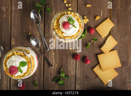 Dessert gâteau au fromage inversé dans le verre, délicieux et simple avec fruits frais et de biscuits avec la lumière creame. Banque D'Images