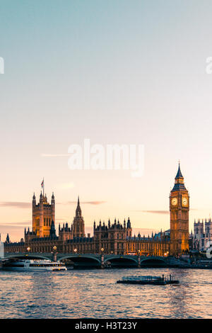 Les chambres du Parlement et Big Ben illuminé au coucher du soleil, à partir de la rive sud de la Tamise, Londres, UK Banque D'Images