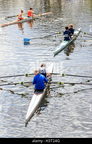 Trois deux de couple sur la rivière Lea au Springfield Marina au cours d'une compétition d'aviron à Lea Rowing Club, London, UK Banque D'Images