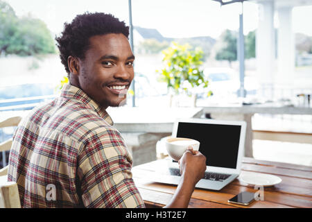 Happy man having coffee Banque D'Images