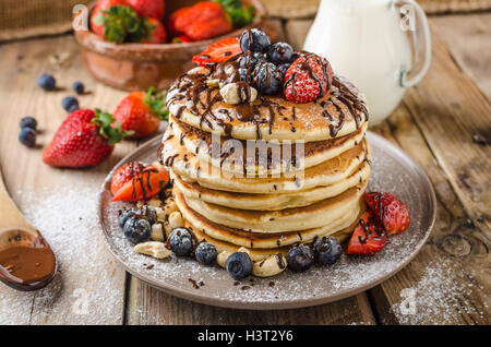 Crêpes original américain avec des baies, noix grillées et de lait derrière, style rustique photo, placez pour publicité, surmontées de d Banque D'Images