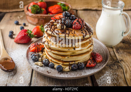 Crêpes original américain avec des baies, noix grillées et de lait derrière, style rustique photo, placez pour publicité, surmontées de d Banque D'Images