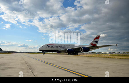 Une vue générale d'un British Airways Airbus A380 sur la piste de l'aéroport Heathrow de Londres. Banque D'Images