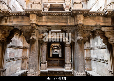 Dada Hari Vav ni cage est un bâtiment d'eau Hindou dans le village de Adalaj, près de la ville d'Ahmedabad Gujarat de rétablir Banque D'Images