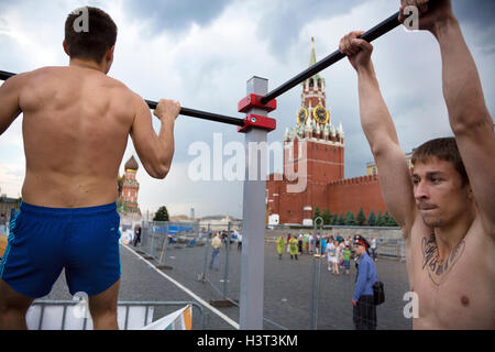 Les jeunes hommes d'atteindre les normes de GTO à la neuvième Forum " prêt de main-d'œuvre et de défense" à la place Rouge à Moscou, Russie Banque D'Images