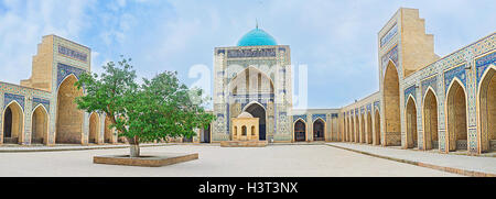 La cour intérieure de la mosquée Kalyan vitrage décoré de carreaux bleus et le sheikh tombe devant le portail principal, Boukhara Banque D'Images