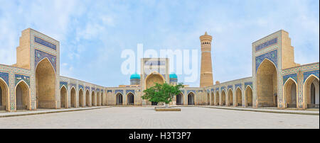 La grande cour de la mosquée Kalyan avec les coupoles bleues de la Madrasa Mir-i Arab et le Grand Minaret sur l'arrière-plan Banque D'Images