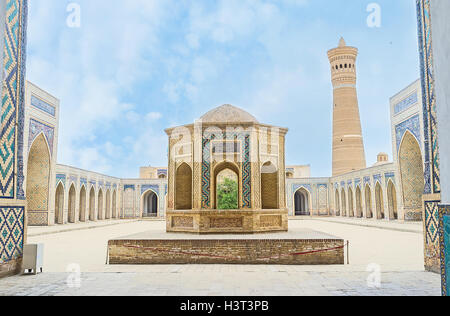 Le Sheikh tombe dans la cour de la mosquée Kalyan avec le Grand Minaret sur l'arrière-plan, Boukhara, Ouzbékistan. Banque D'Images