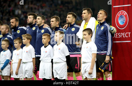 L'Écosse joueurs pour l'hymne national avant la Coupe du Monde 2018 match de qualification à la City Arena, Trnava. Banque D'Images