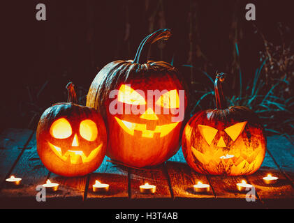 Citrouilles d'halloween tête jack lantern sur l'ancien dans un paysage de nuit fantasmagorique. soft focus dof peu profondes. Banque D'Images